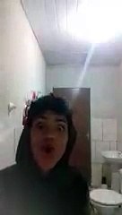 Un mec tente de chasser un rat de sa salle de bain avec son chat, mal lui en prend