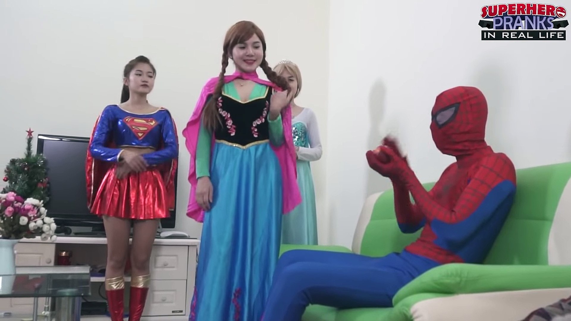 Frozen Elsa w Anna & Supergirl Spiderman vs Superman Superhero - فيديو  Dailymotion