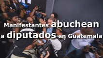 Manifestantes abuchean a diputados en Guatemala