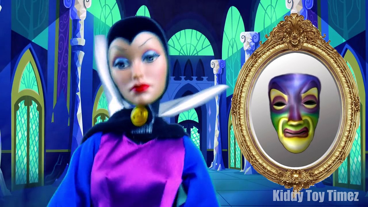 Harley Quinn vs Wonder Woman - Barbie poops on herself