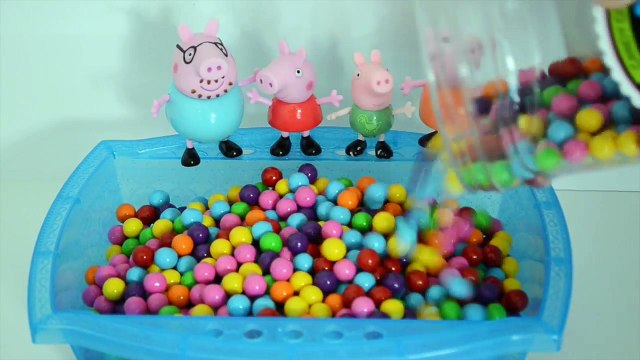 Pig George da Familia Peppa Pig na Piscina de Bolinhas de Bala!!! Em Portugues Tototoykids