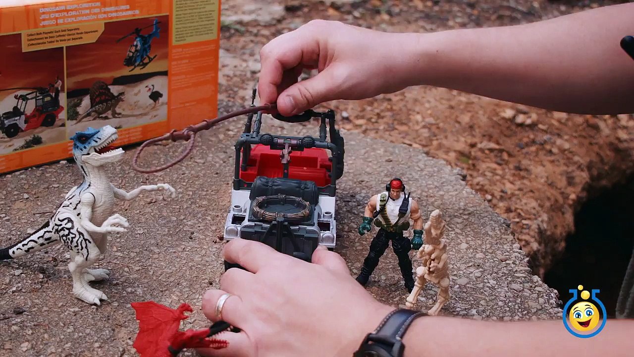 Real Life T-REX Chase at GIANT LIFE SIZE DINOSAURS Park & Playground Animal Planet Dino Surprise Toy