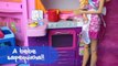 Barbie Bebes Gemeos cai no vaso sanitario Barbie Portugues DisneyKids Brasil