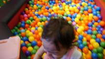 بنتي بمسبح الكرات الملونة ايش صار؟! Ball pit pool