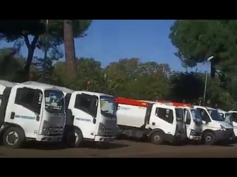 Aversa (CE) - Via Cappuccini: isola ecologica o parcheggio? (28.10.15)