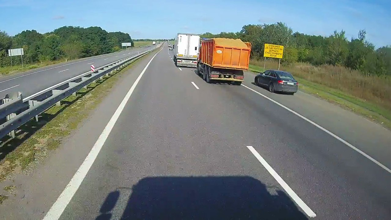 Un abruti tente de dépasser deux camions par la droite..