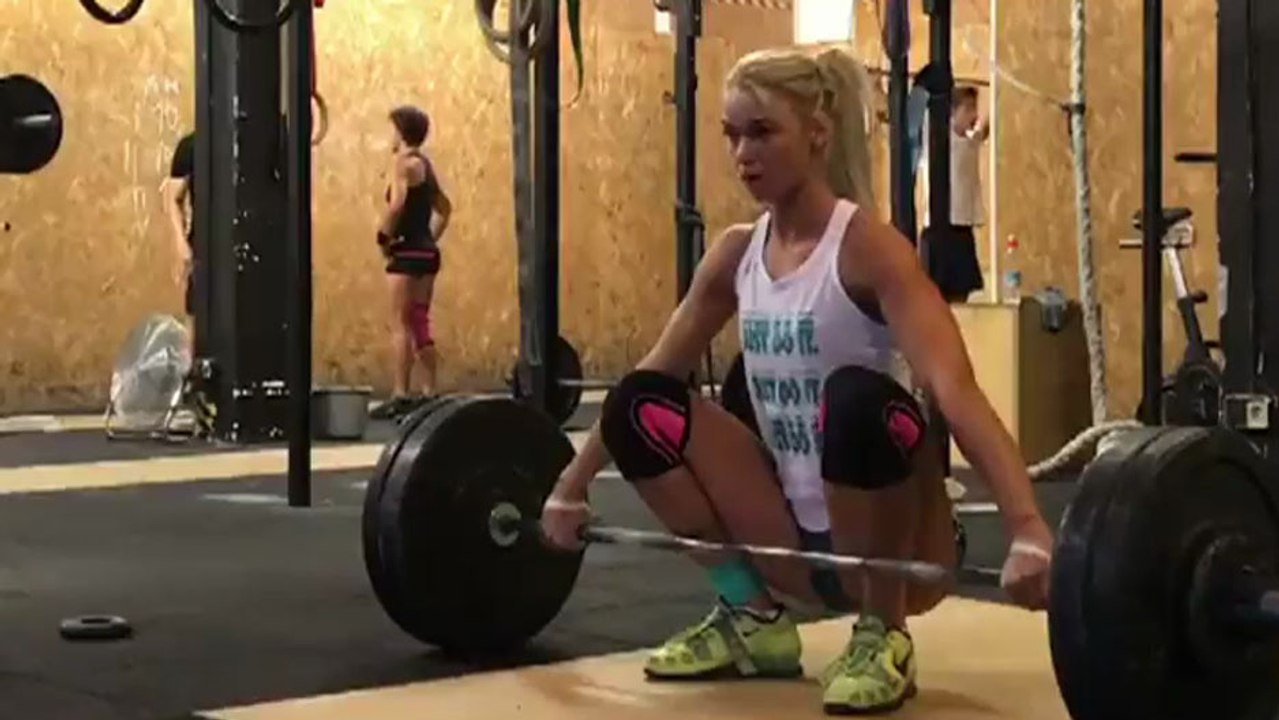 Une blonde fail son exercice de musculation