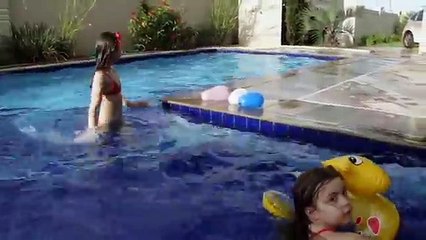 Brincadeiras na piscina em uma tarde de Sol