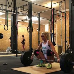 Une blonde sexy dans une salle de sport