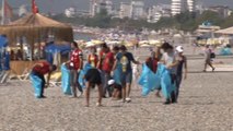 Konyaaltı Sahilinde 1 Saatte Yaklaşık 400 Kilogram Çöp Toplandı