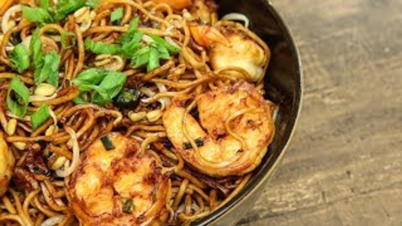 Prawn Noodles Recipe | Chinese Stir-Fried Noodles With Shrimp | How To Make Prawn Noodles | Neelam