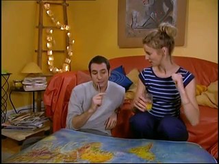 Un gars une fille - préparent un voyage