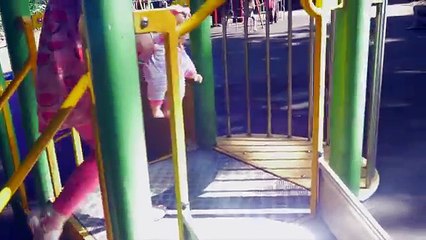 Et bébé poupée dans à lextérieur jouer Cour de récréation ensoleillement le le le le la jouet avec hd