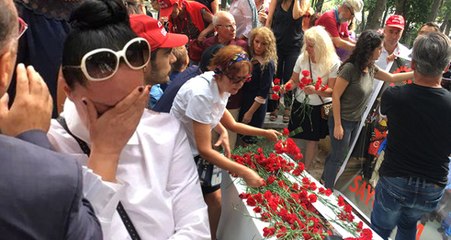 Tarık Akan'ı Anma Töreninde Eşinin Gözyaşları Sel Oldu