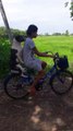 Juste une thaïlandaise qui fait du vélo avec son chien.
