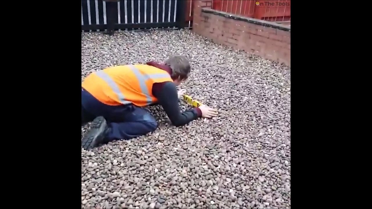 Quand ton patron te demande de vérifier le niveau des graviers... #Stagiaire