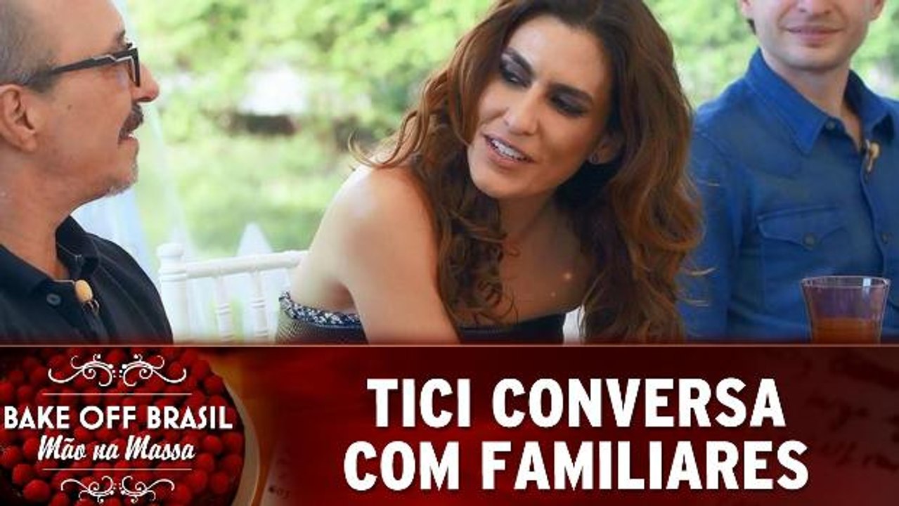 Tici conversa com familiares