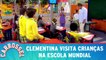 Clementina visita crianças na Escola Mundial