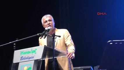 Antalya Ferhat Göçer, Konserde Rahatsızlanan Hayranına Müdahale Etti