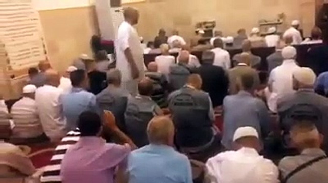 Hoaxha nga Kosova thërret Ezanin në Mekkë