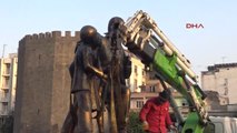 Diyarbakır Tahrip Edilen Atatürk Anıtı, Onarılarak Yerine Konuldu