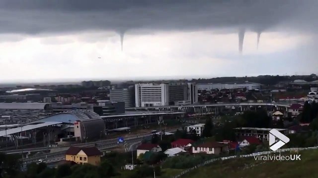 Cet avion de ligne vole à travers 3 tornades de pluie à Sotchi en Russie !