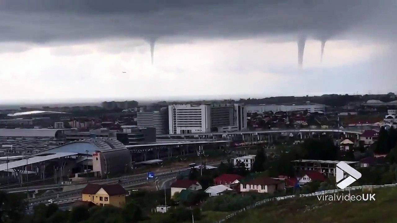 Cet avion de ligne vole à travers 3 tornades de pluie à Sotchi en Russie !