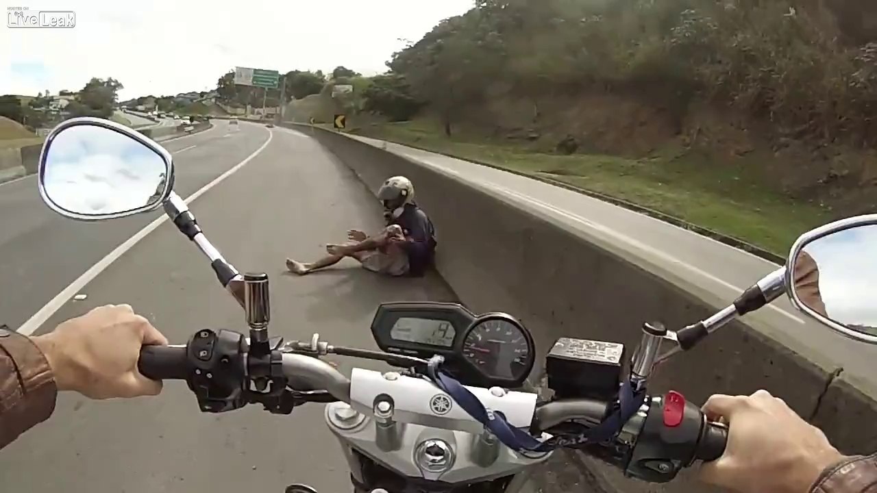 Ejecté de sa moto à 180km/h sur l'autoroute.. il n'a rien !!!