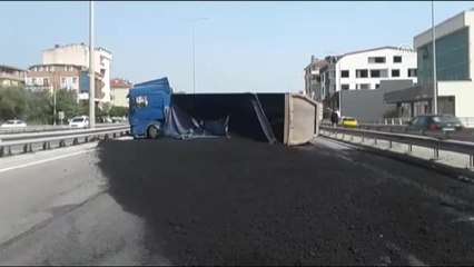 Asfalt Yüklü Kamyon Devrildi: 1 Yaralı