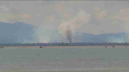 Hedor y humo en la playa bengalí de los rohinyá