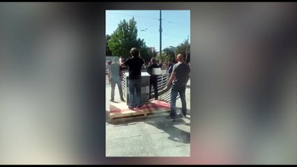 Željko Mitrović srdačno dočekuje demonstrante uz posluženje i muziku