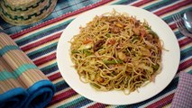 Chicken Hakka Noodles in Nepali style | How to make Hakka Noodles | Yummy Nepali Kitchen