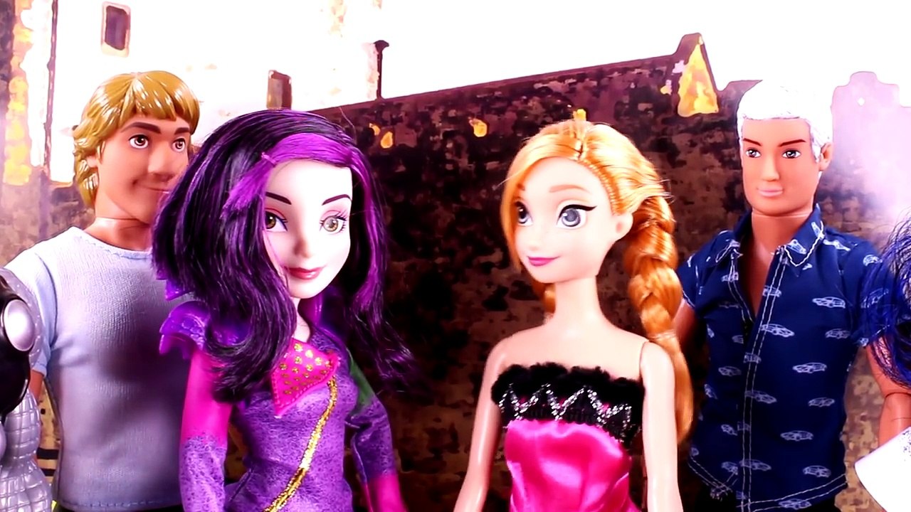 Is Frozen Elsa Falling in Love With Hans? Elsa & Anna Hair Cut PART 4, with Descendants Mal & Evie