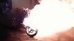 Ce biker crame sa moto en faisant un burn... Ridicule