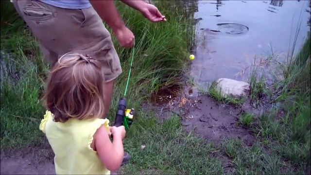 Je veux bien pecher mais compte pas sur moi pour toucher le poisson... Fillette adorable