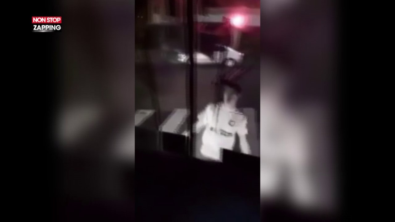 Brésil : un jeune homme ivre se frappe violemment la tête contre la vitre d'un bus (vidéo)