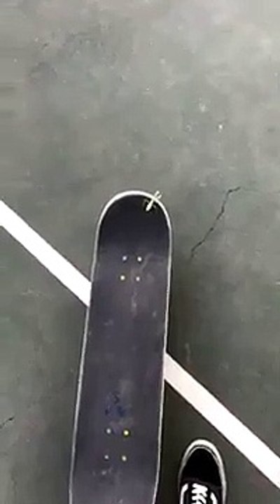 Il roulait avec une mante religieuse sur son skateboard ! Fail