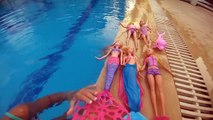 Barbie deniz kızları ve dalgıç barbieler havuzda yüzüyor.Eğlenceli çocuk videosu