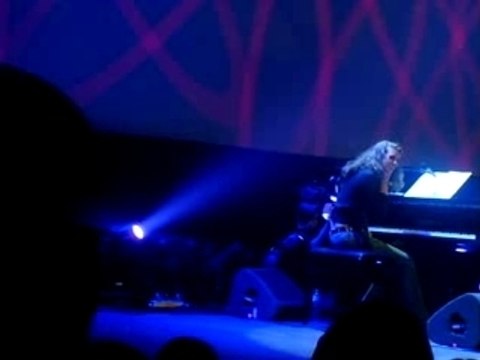 Pascal Obispo - Forest 25-10-2007 Charline au piano 3