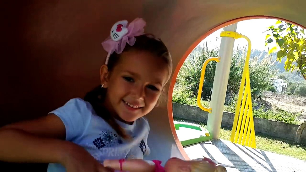 Elif minik bebek ile parkta kinder joy ve ülker smart sürpriz yumurtalar açıyor