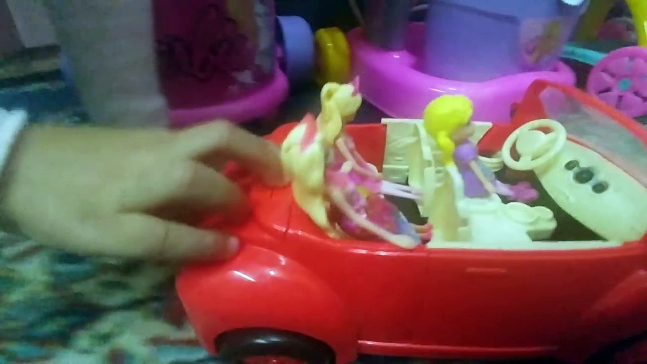 barbie ve ev arkadaşları yeni evlerine taşınıyorlar,yeni eşyalarını yerleştiriyorlar, çocuk videosu