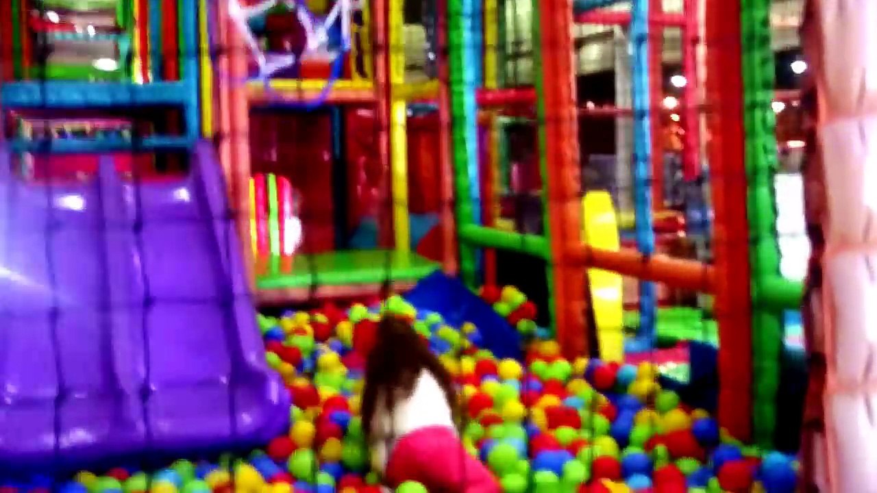 Elif Büyük Lunaparkta büyük küçük oyuncaklar top havuzu güzel akşam keyfi ))