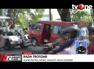 Protes Sopir Angkot Mobilnya Diderek