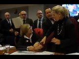 Napoli - Bagarre in Consiglio Regionale tra D'Amelio e M5S (16.11.15)
