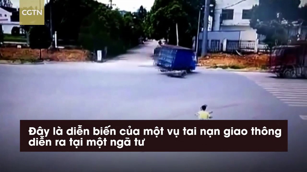 Bị ôtô đâm liên tiếp, tài xế xe máy thoát chết trong gang tấc