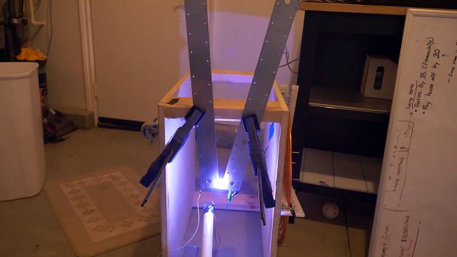 Il essaye de recréer un sabre laser Star Wars pour de Vrai !! Chimiste Fou !