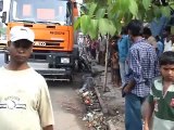 Premier nettoyage automatique de routes en Inde.. les gens courent derrière le camion !