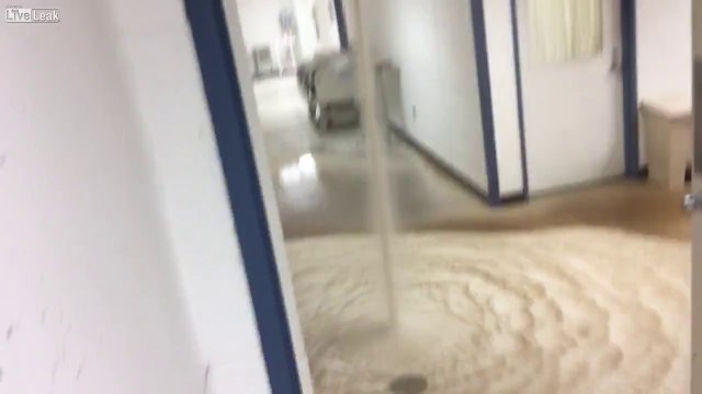 Explosion d'un robinet anti incendie.. inondation à tous les étages !