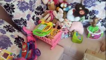 Elifin odası için bol raflı dolap aldık. Elif oyuncaklarını yerleştirdi..