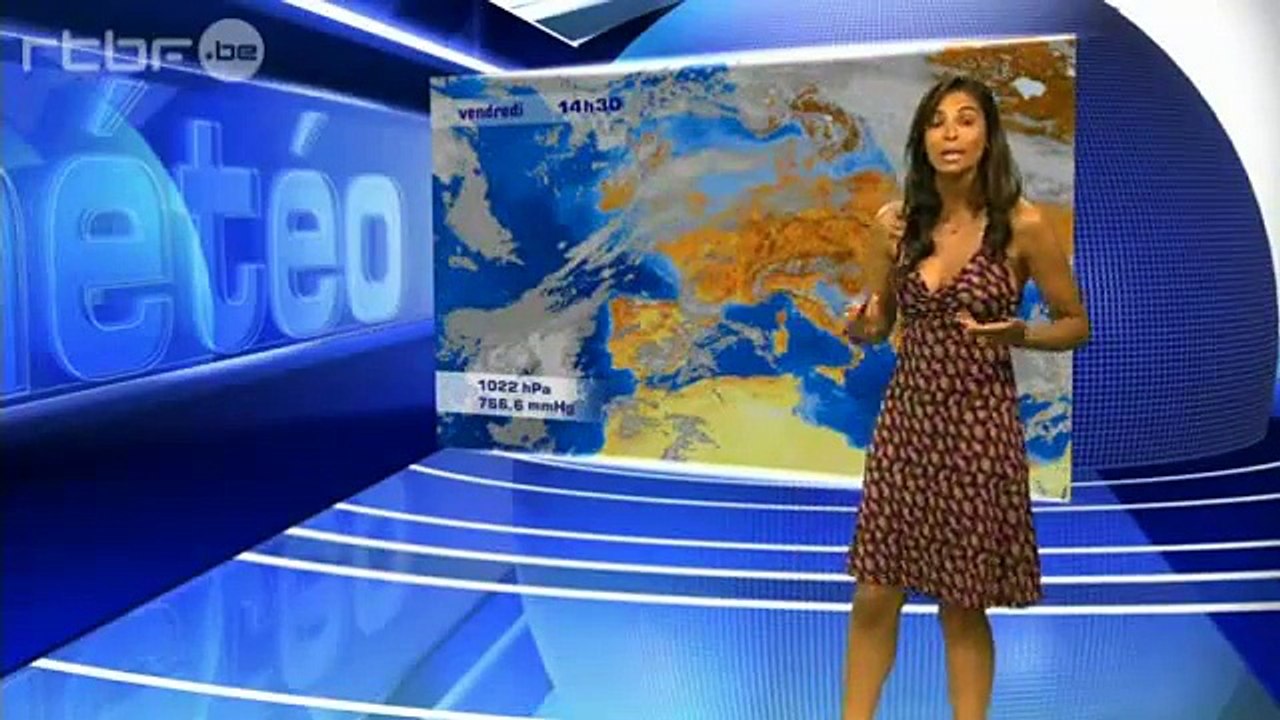 Tatiana Silva présente la météo en Belgique, sur La Une (RTBF)
